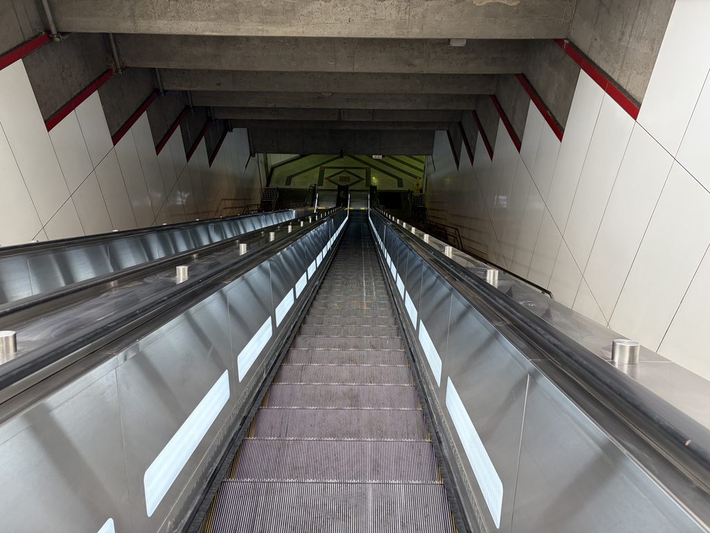 地下鉄の駅へ続く長いエスカレーター。上りも下りも人影がない