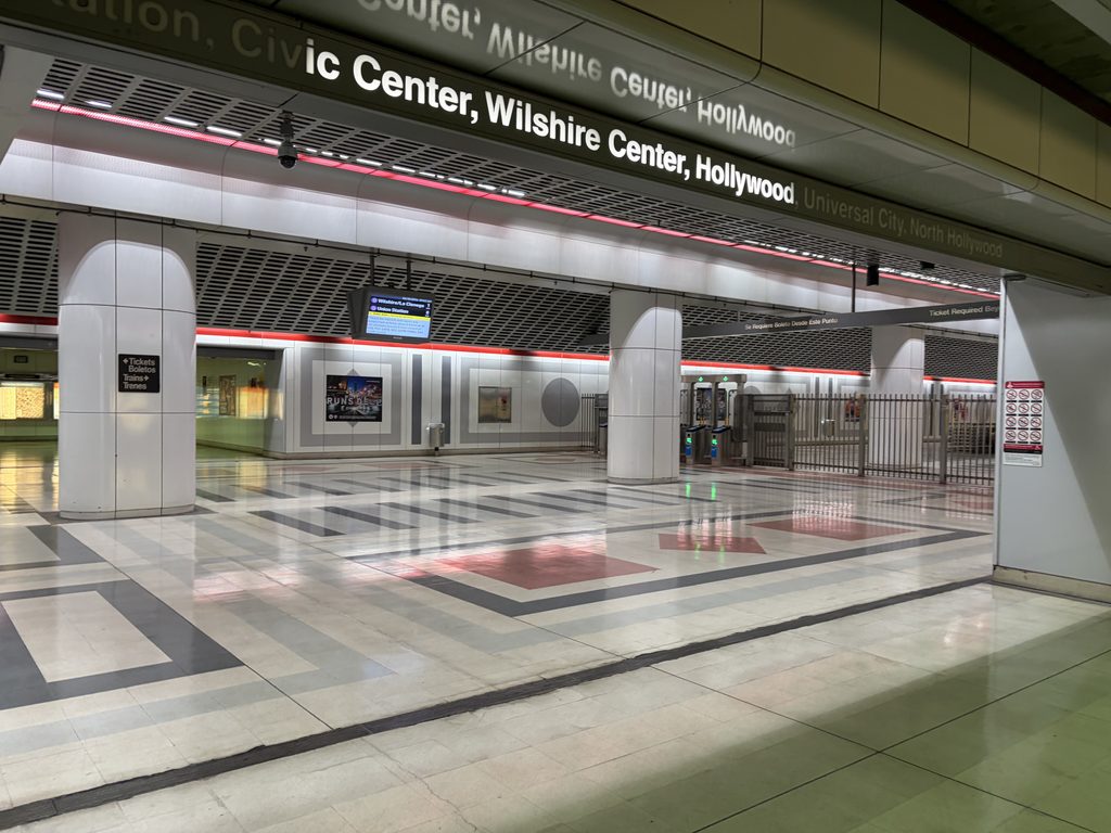 Wilshire Center・Hollywood方面の案内表示が出たロサンゼルス地下鉄のホーム。柱が並び人の姿がない
