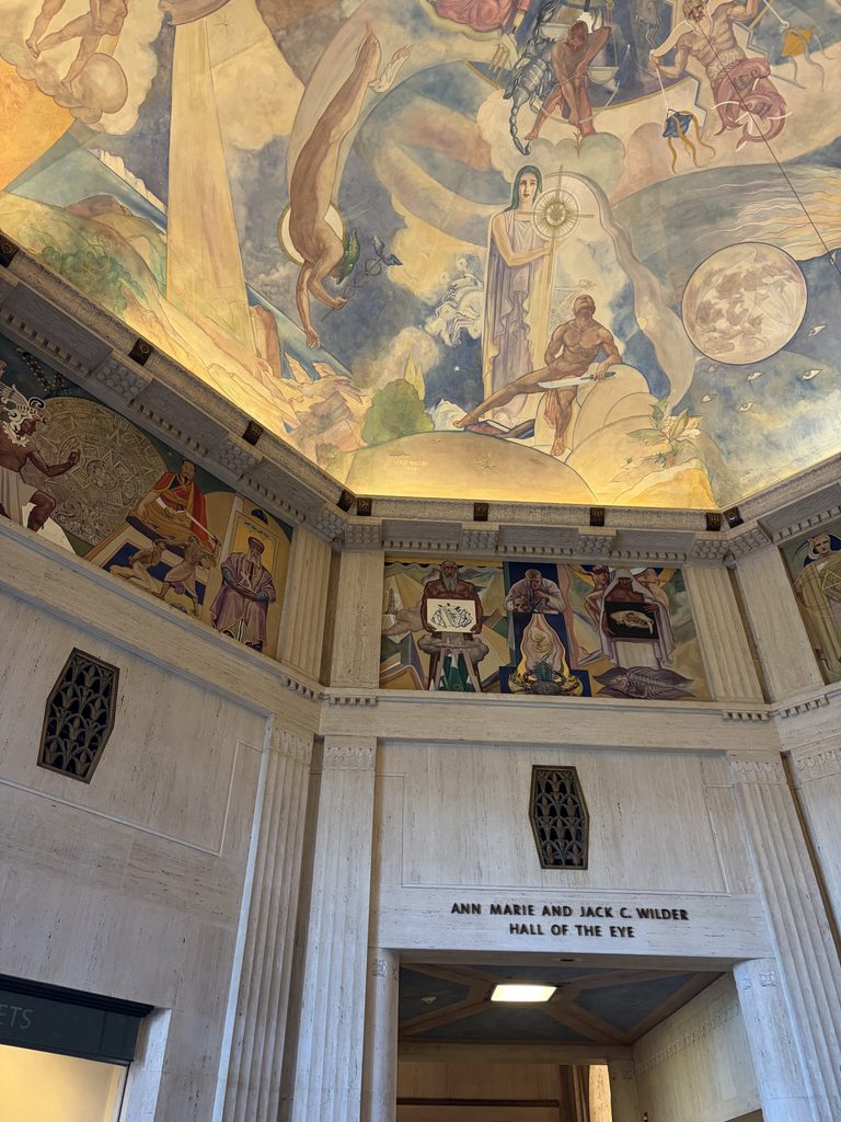 グリフィス天文台の中央ホールの吹き抜けと天井の壁画