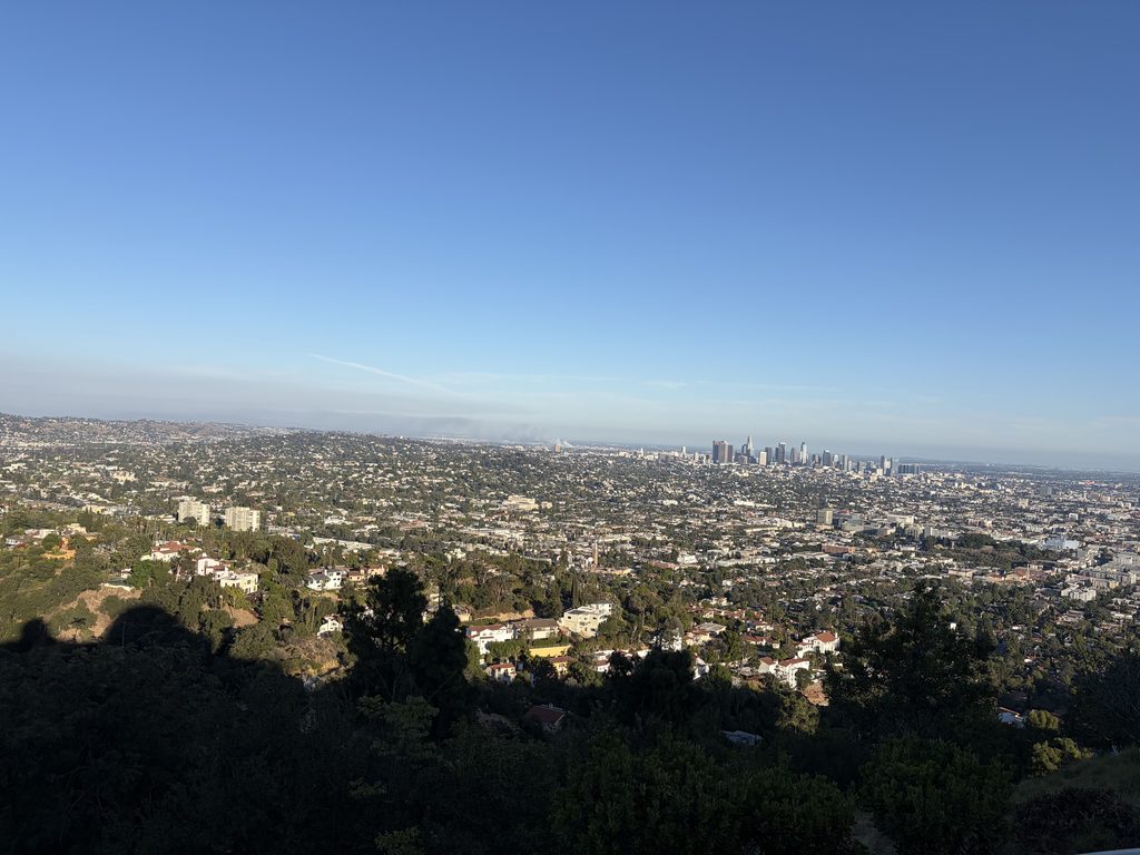 グリフィス天文台のテラスから見下ろすロサンゼルスの市街地と遠くの高層ビル群