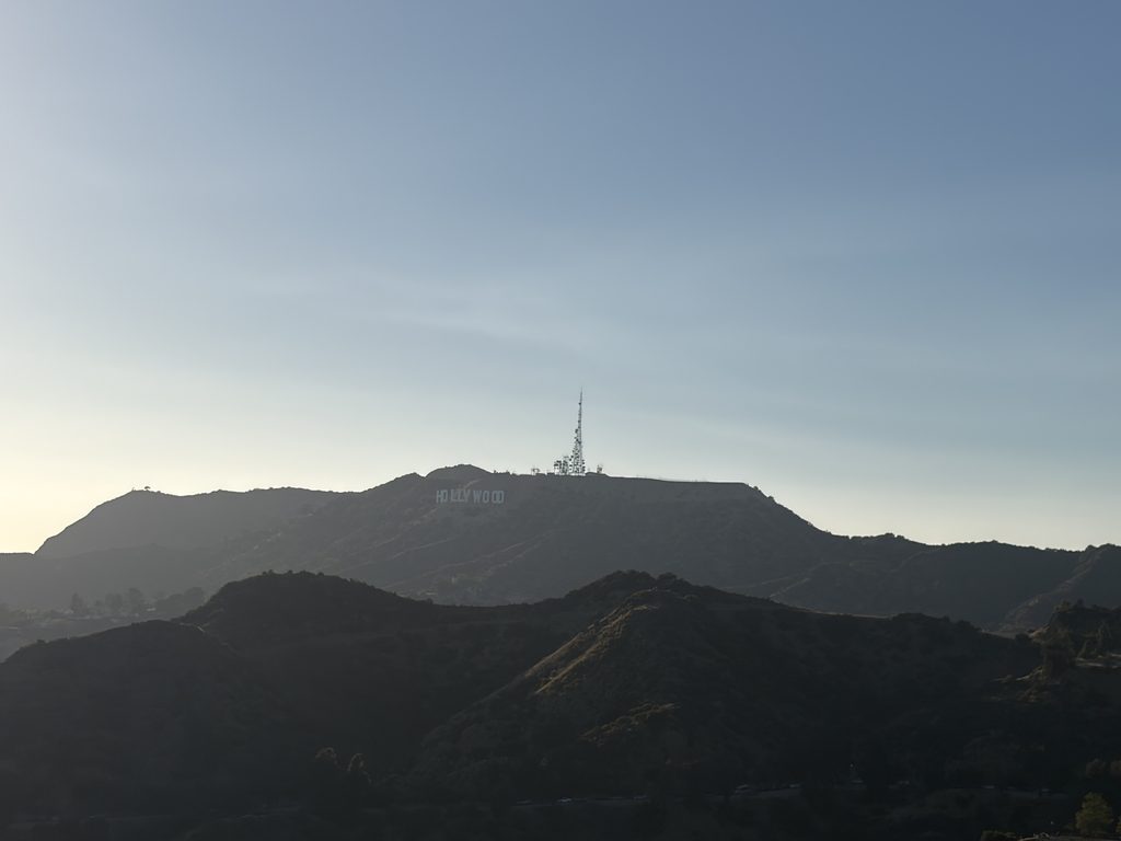 グリフィス天文台から望む丘の上のハリウッドサイン