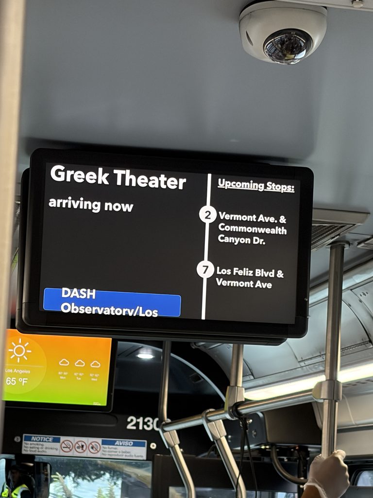 DASHバスの車内の電光掲示板に表示された「DASH Observatory/Los Feliz」の行き先